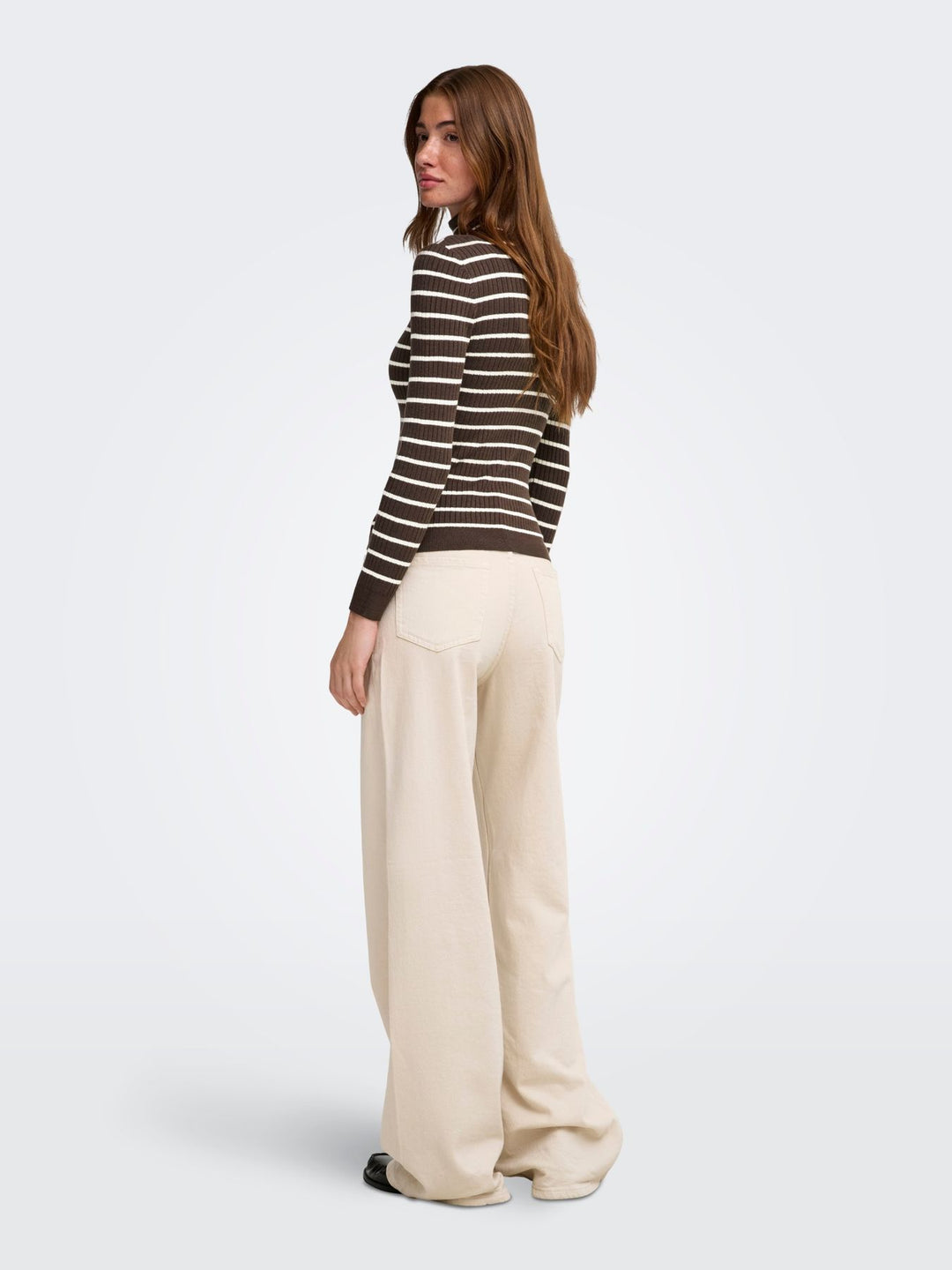 Damen Rollkragen-Strickpullover in Coffee Bean mit feinen Streifen von Only