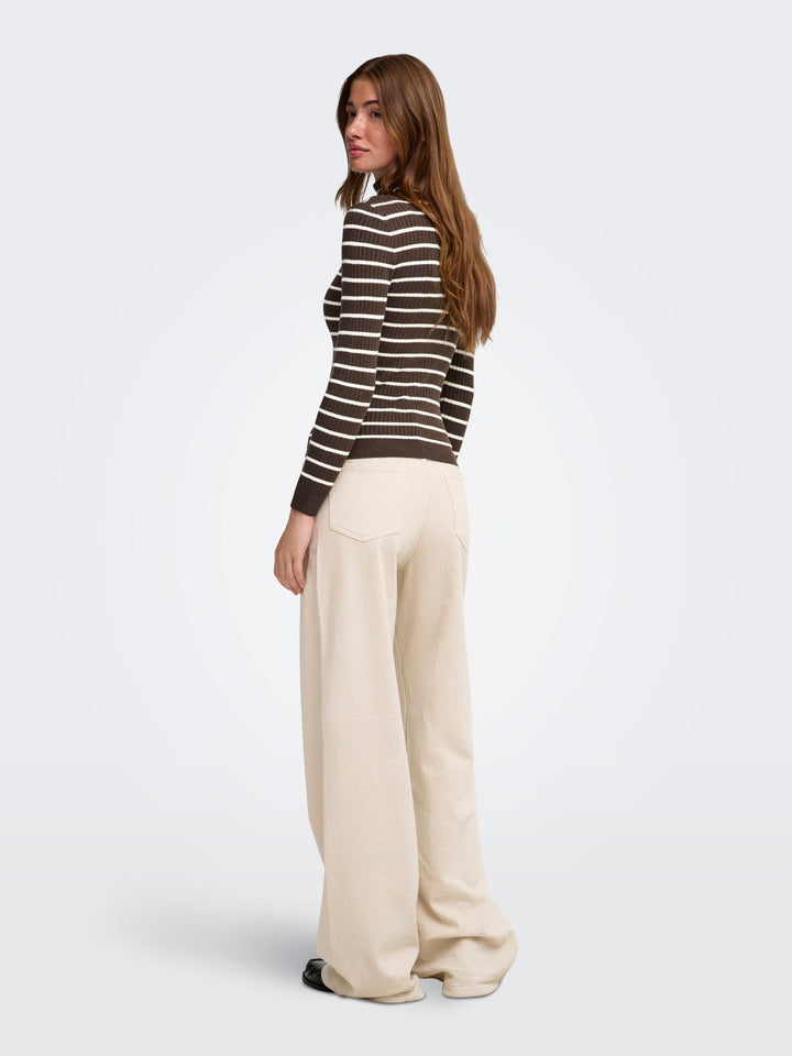Damen Rollkragen-Strickpullover in Coffee Bean mit feinen Streifen von Only