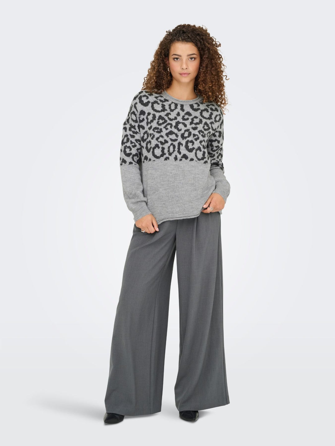 Damen Strickpullover mit Rundhalsausschnitt & tief angesetzten Schultern in Grau