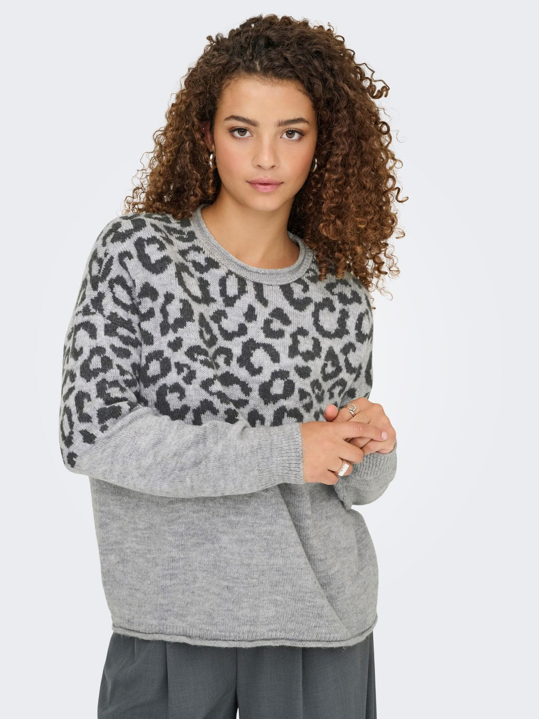 Damen Strickpullover mit Rundhalsausschnitt & tief angesetzten Schultern in Grau