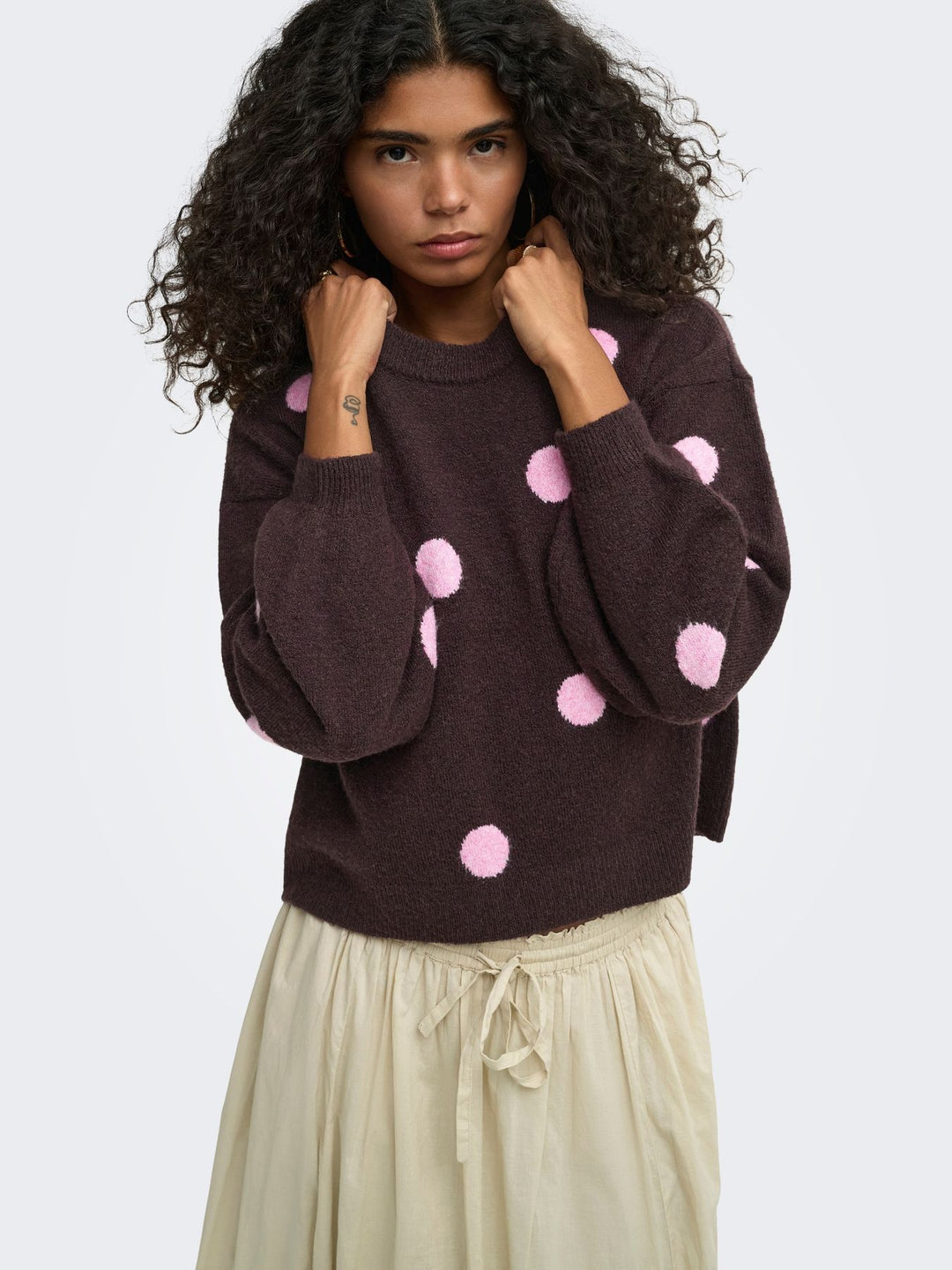 Damen Strickpullover mit Punkten & Rundhalsausschnitt