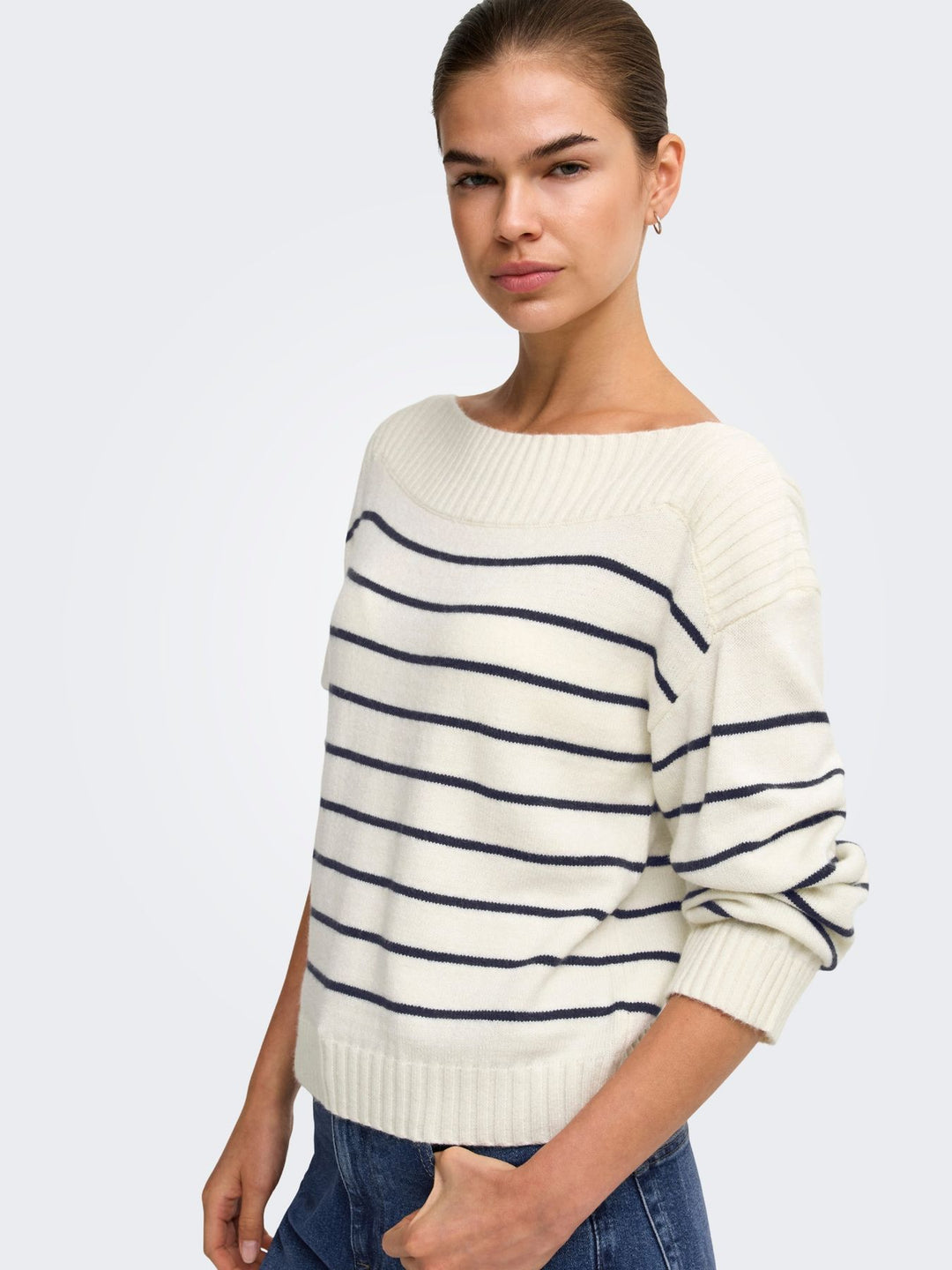 Hellbeiger Damen Strickpullover mit blauen Streifen & U-Boot-Ausschnitt