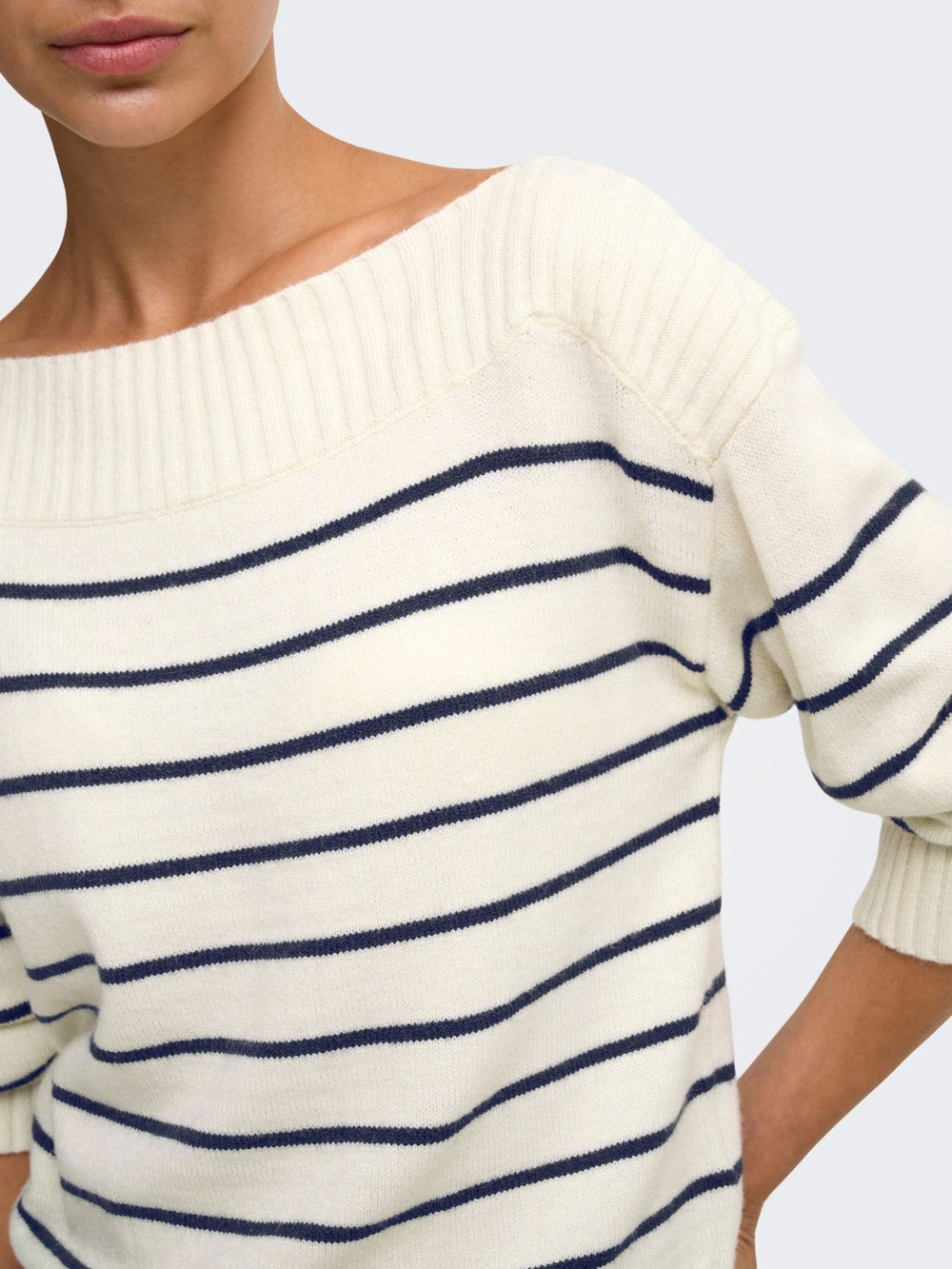 Hellbeiger Damen Strickpullover mit blauen Streifen & U-Boot-Ausschnitt