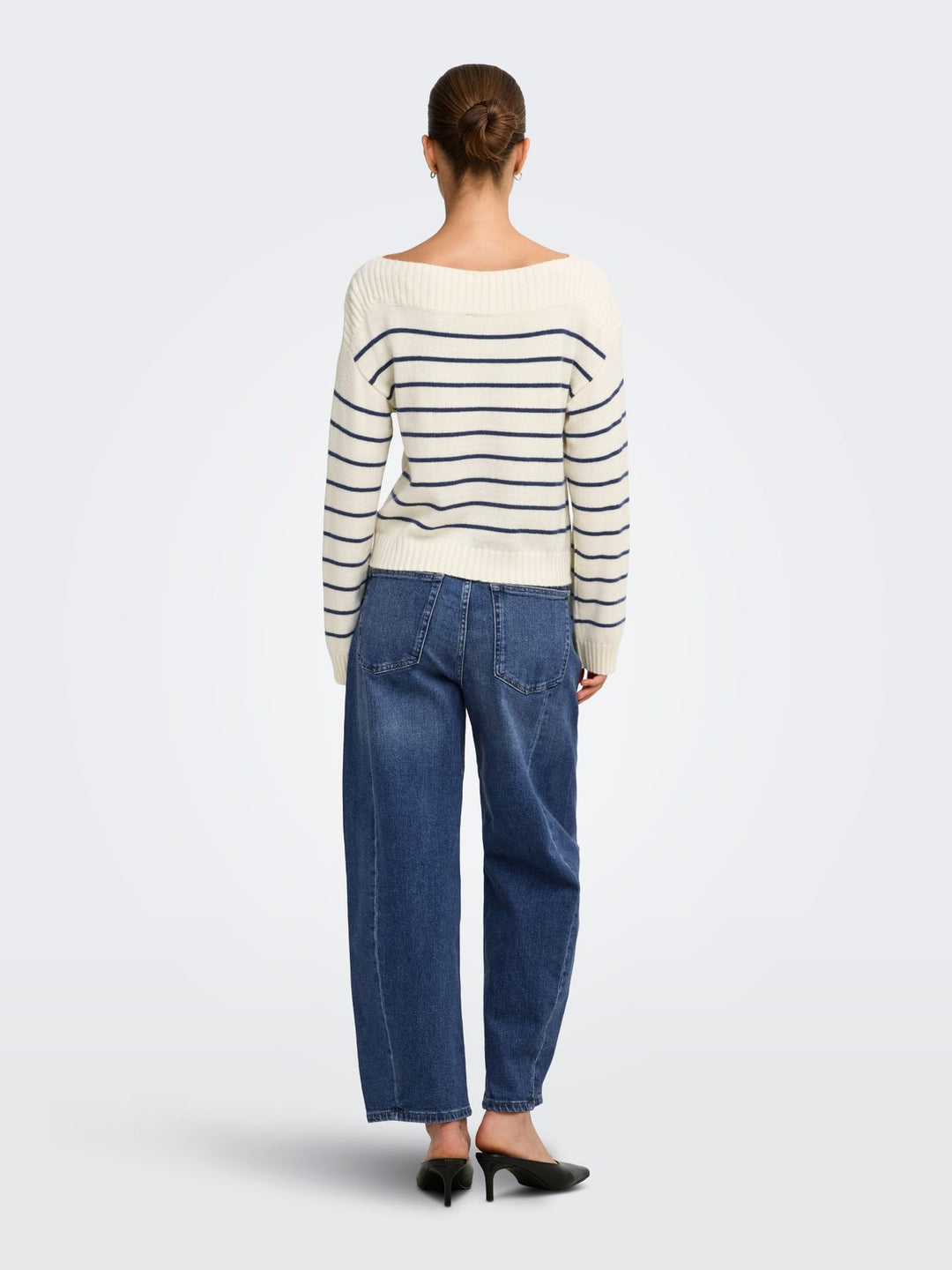 Hellbeiger Damen Strickpullover mit blauen Streifen & U-Boot-Ausschnitt