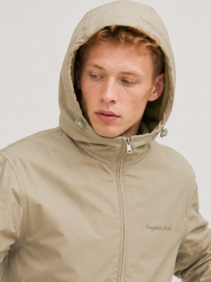 Herren Übergangsjacke in khaki mit Kapuze – wasserabweisend & funktional