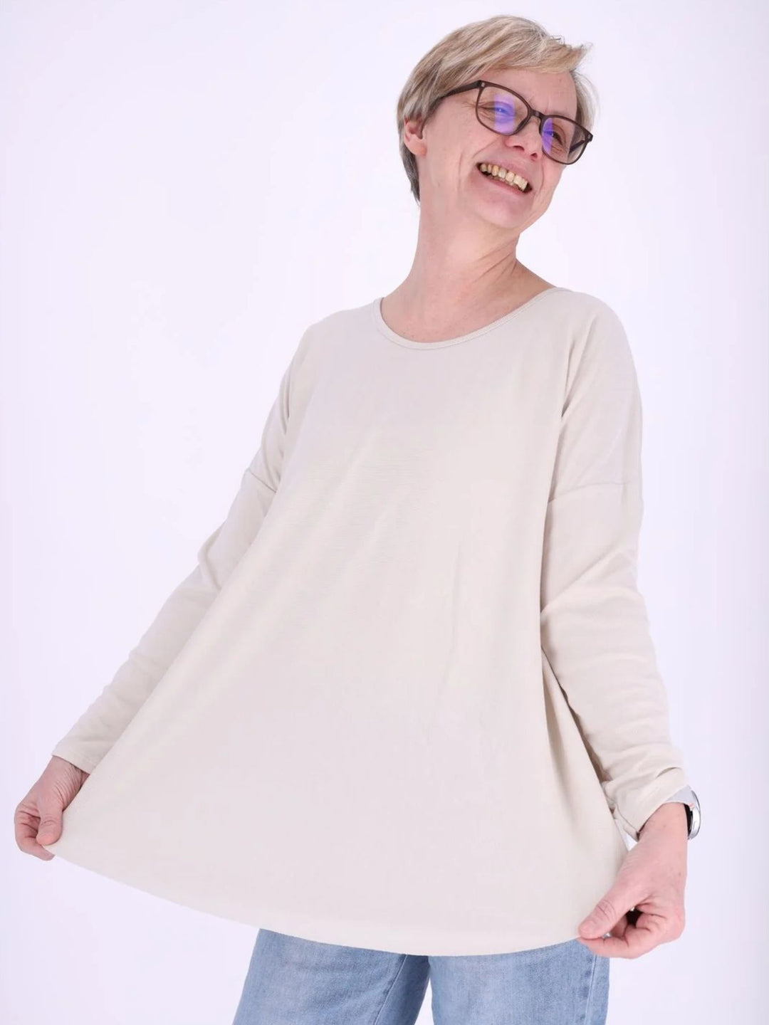 Beiges Damen Shirt mit offenen Kanten – locker & lässig