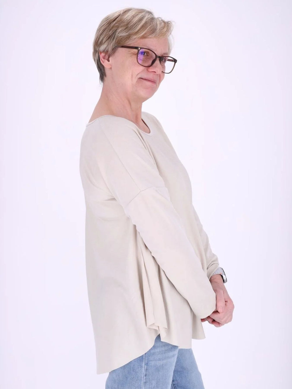 Beiges Damen Shirt mit offenen Kanten – locker & lässig