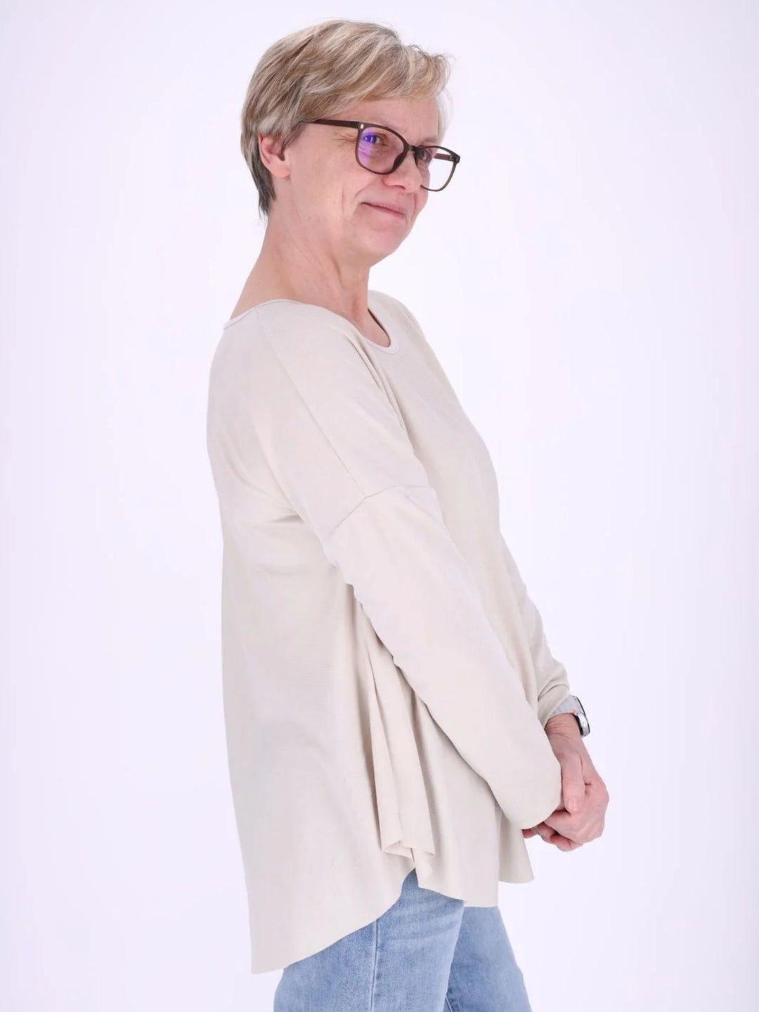 Beiges Damen Shirt mit offenen Kanten – locker & lässig