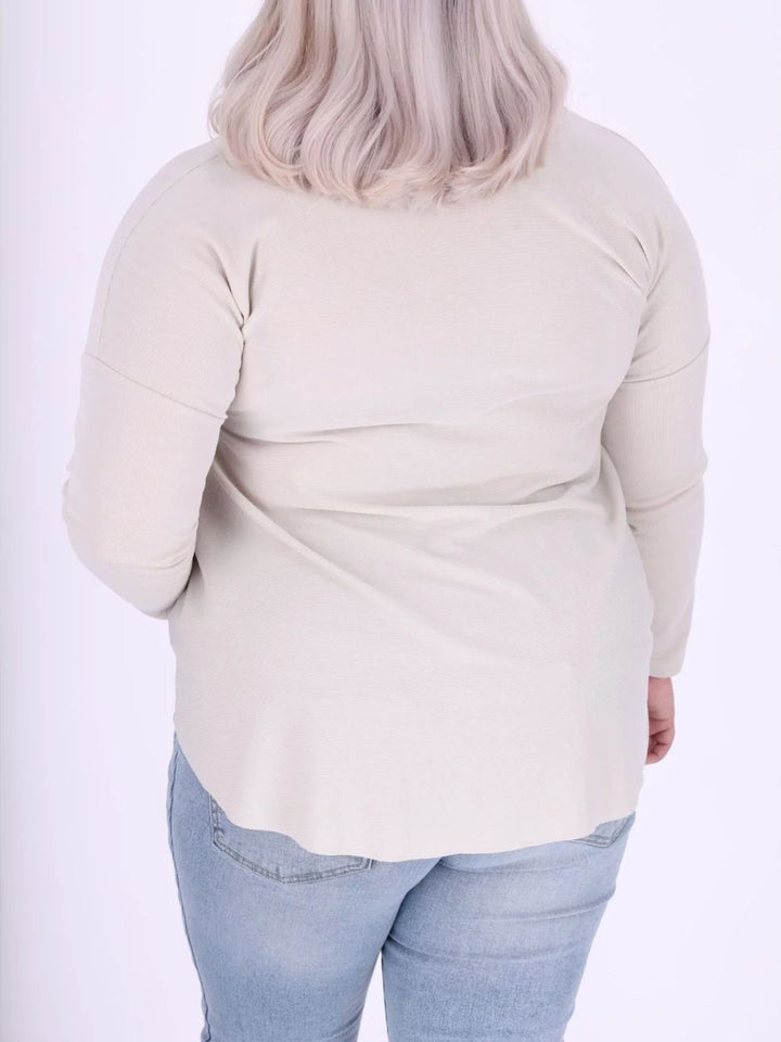 Beiges Damen Shirt mit offenen Kanten – locker & lässig