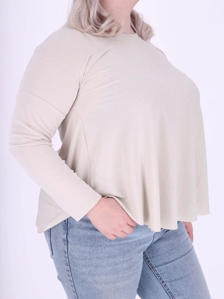 Beiges Damen Shirt mit offenen Kanten – locker & lässig