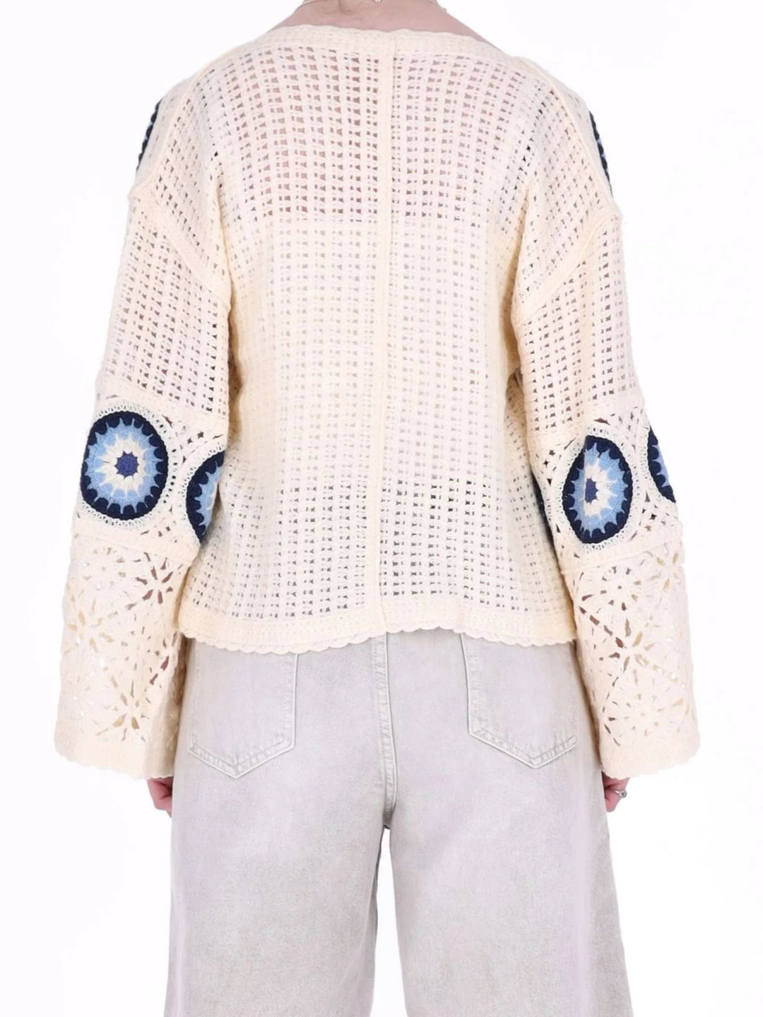 Cremefarbener Damen Häkelpullover im Boho-Stil mit blauem Muster