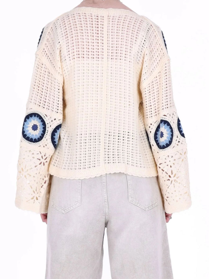 Cremefarbener Damen Häkelpullover im Boho-Stil mit blauem Muster