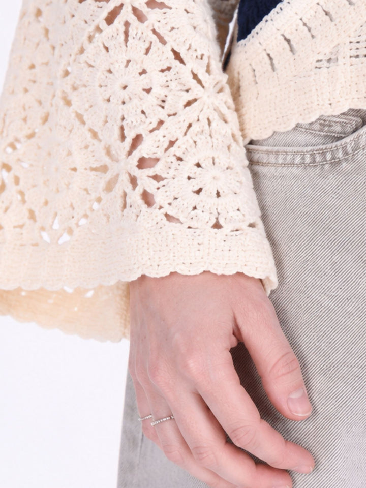 Cremefarbener Damen Häkelpullover im Boho-Stil mit blauem Muster