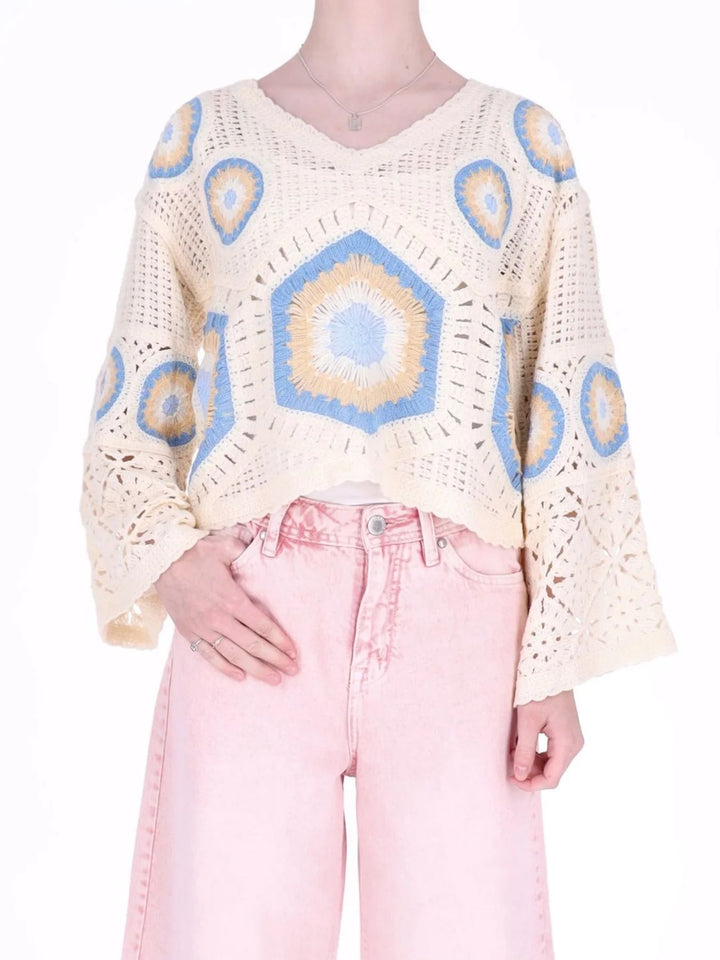 Cremefarbener Damen Häkelpullover im Boho-Stil mit blauem Muster
