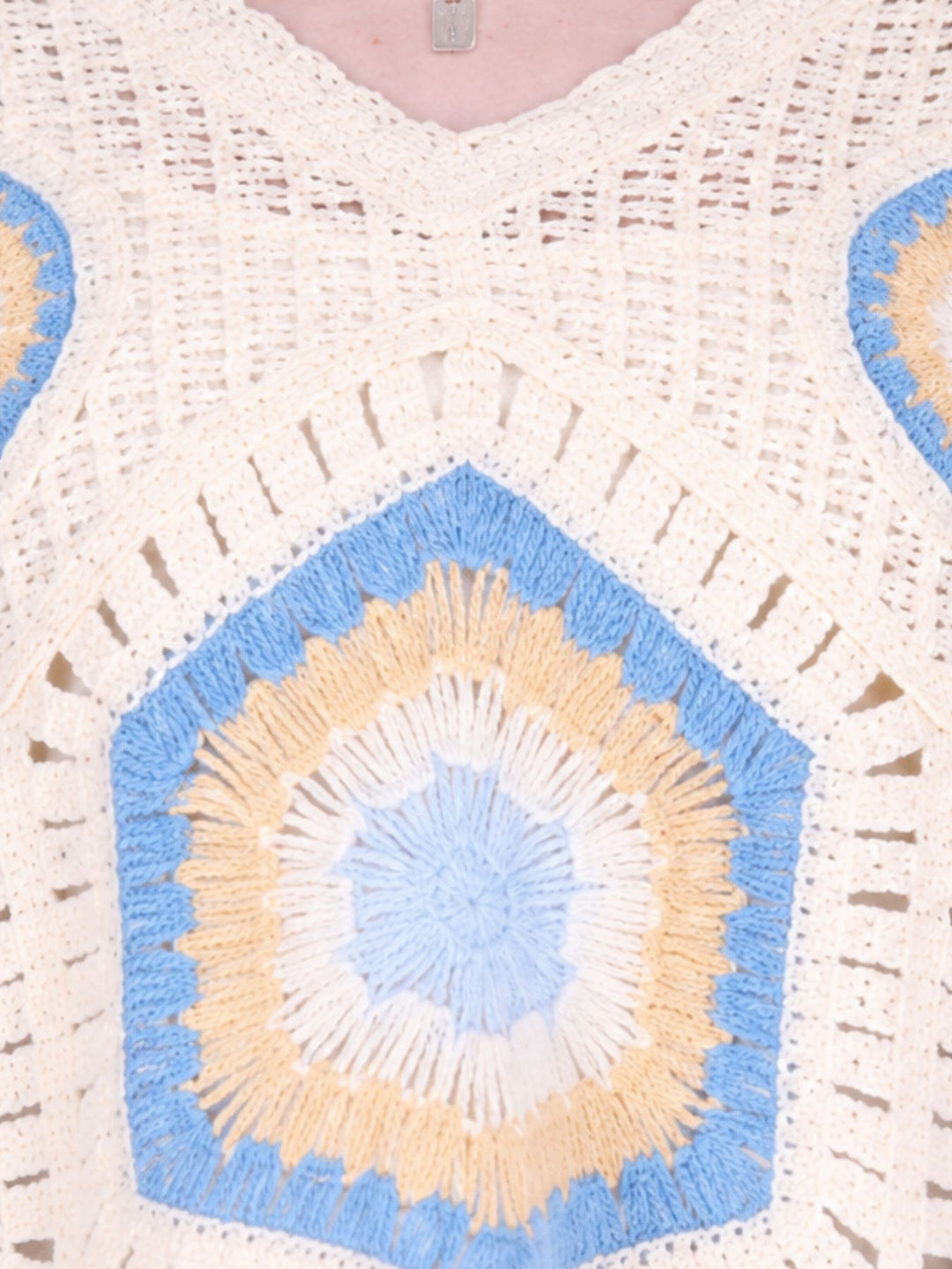 Cremefarbener Damen Häkelpullover im Boho-Stil mit blauem Muster