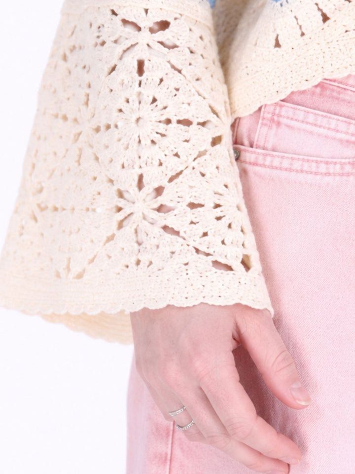 Cremefarbener Damen Häkelpullover im Boho-Stil mit blauem Muster