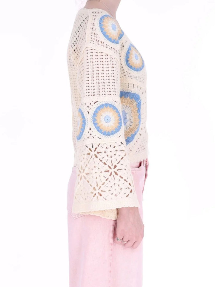 Cremefarbener Damen Häkelpullover im Boho-Stil mit blauem Muster