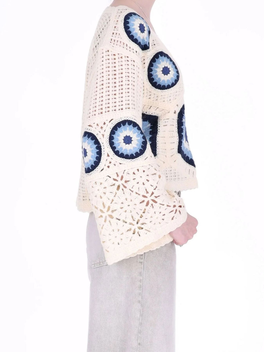 Cremefarbener Damen Häkelpullover im Boho-Stil mit blauem Muster