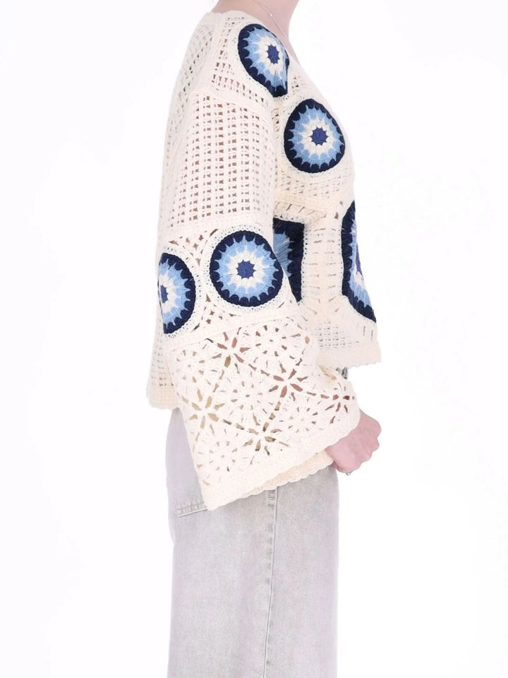 Cremefarbener Damen Häkelpullover im Boho-Stil mit blauem Muster