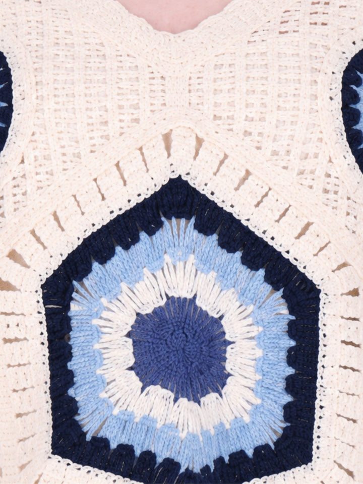 Cremefarbener Damen Häkelpullover im Boho-Stil mit blauem Muster