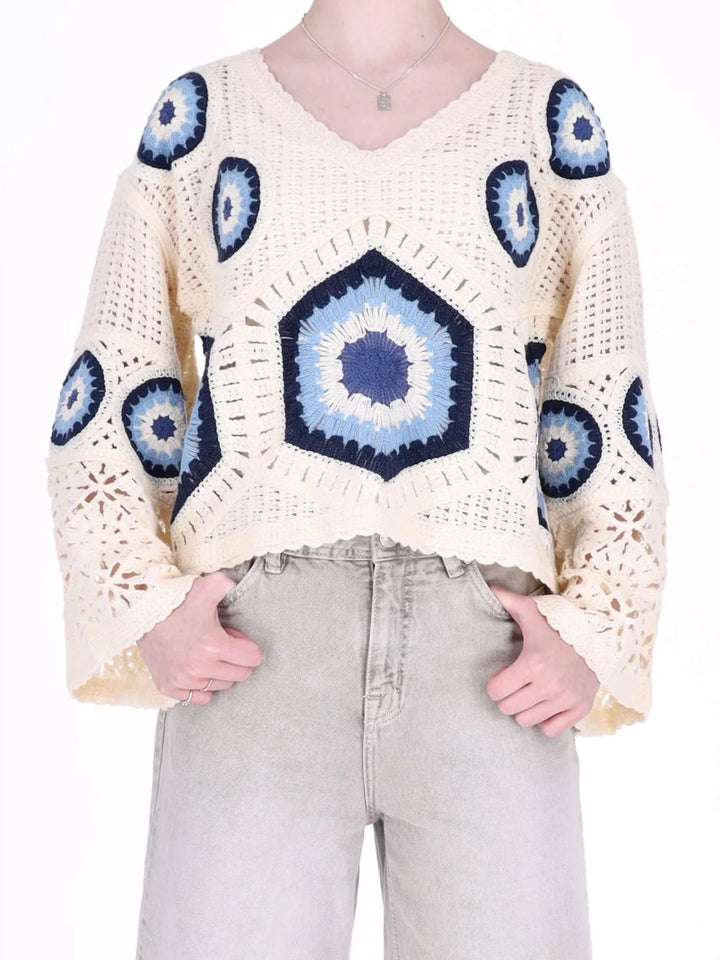 Cremefarbener Damen Häkelpullover im Boho-Stil mit blauem Muster