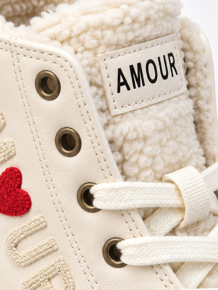 Cremefarbener High-Top Sneaker mit Plateau & AMOUR-Detail