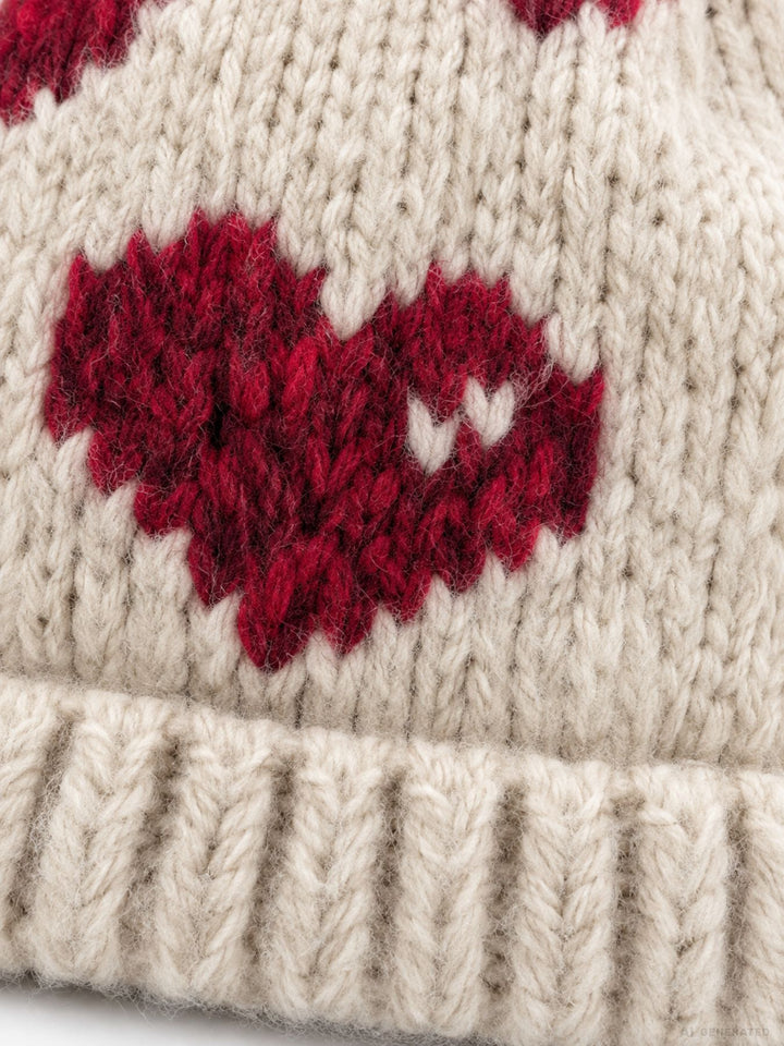 Damen Strickmütze mit Herzen, Kunstfell-Bommel & Fleece-Futter – Beige/Rot