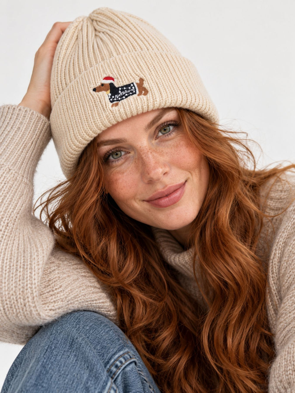 Strickmütze Damen mit Dackel-Stickerei – Beige