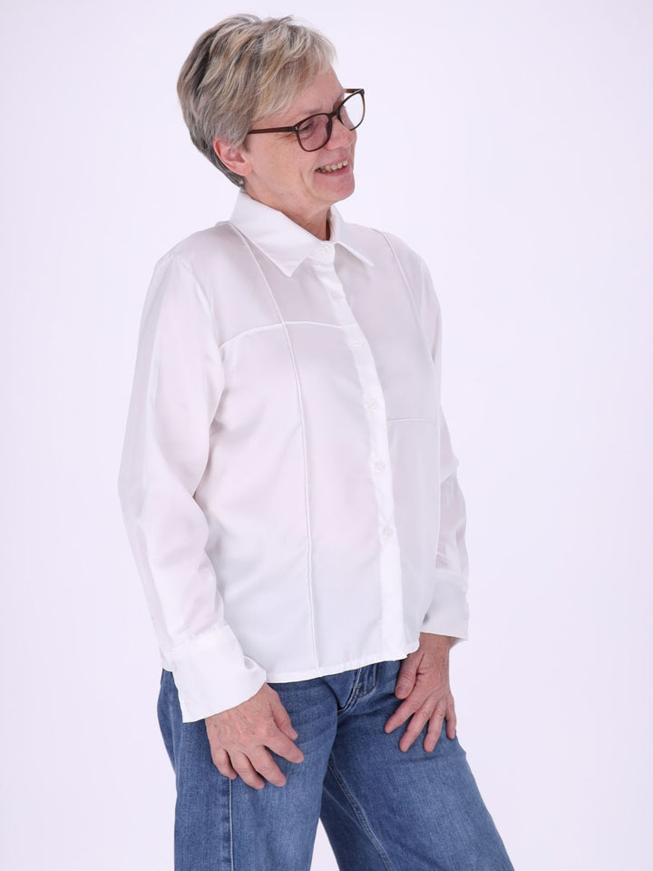 Weiße Damenbluse mit Hemdkragen
