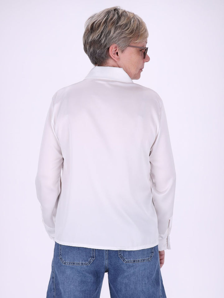 Weiße Damenbluse mit Hemdkragen