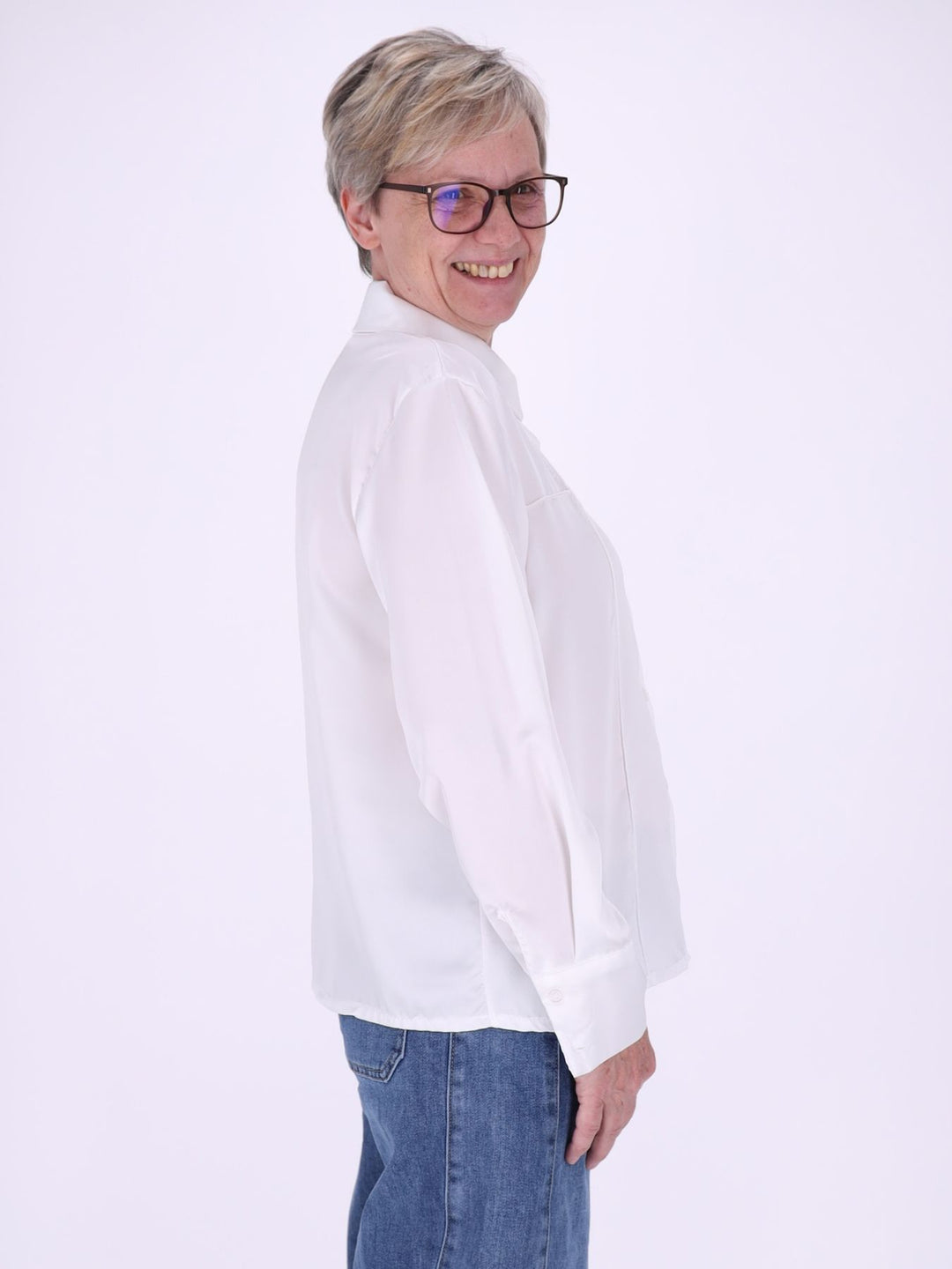 Weiße Damenbluse mit Hemdkragen