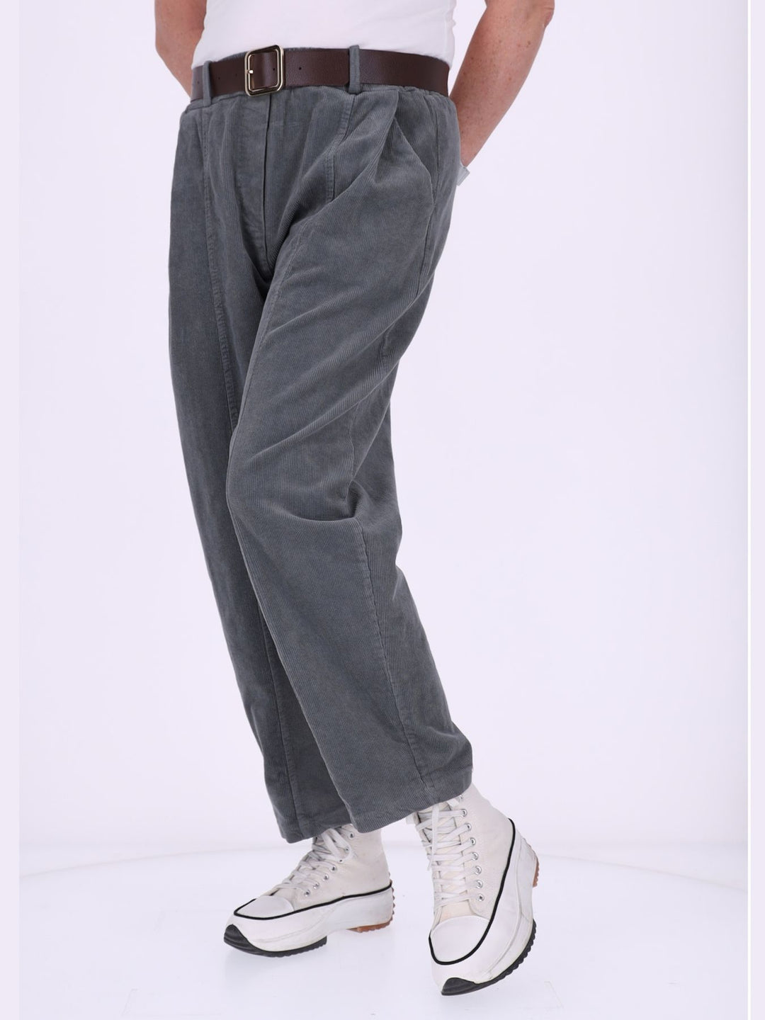 Damen Cordhose im Barrel Fit und Gürtel – Grau