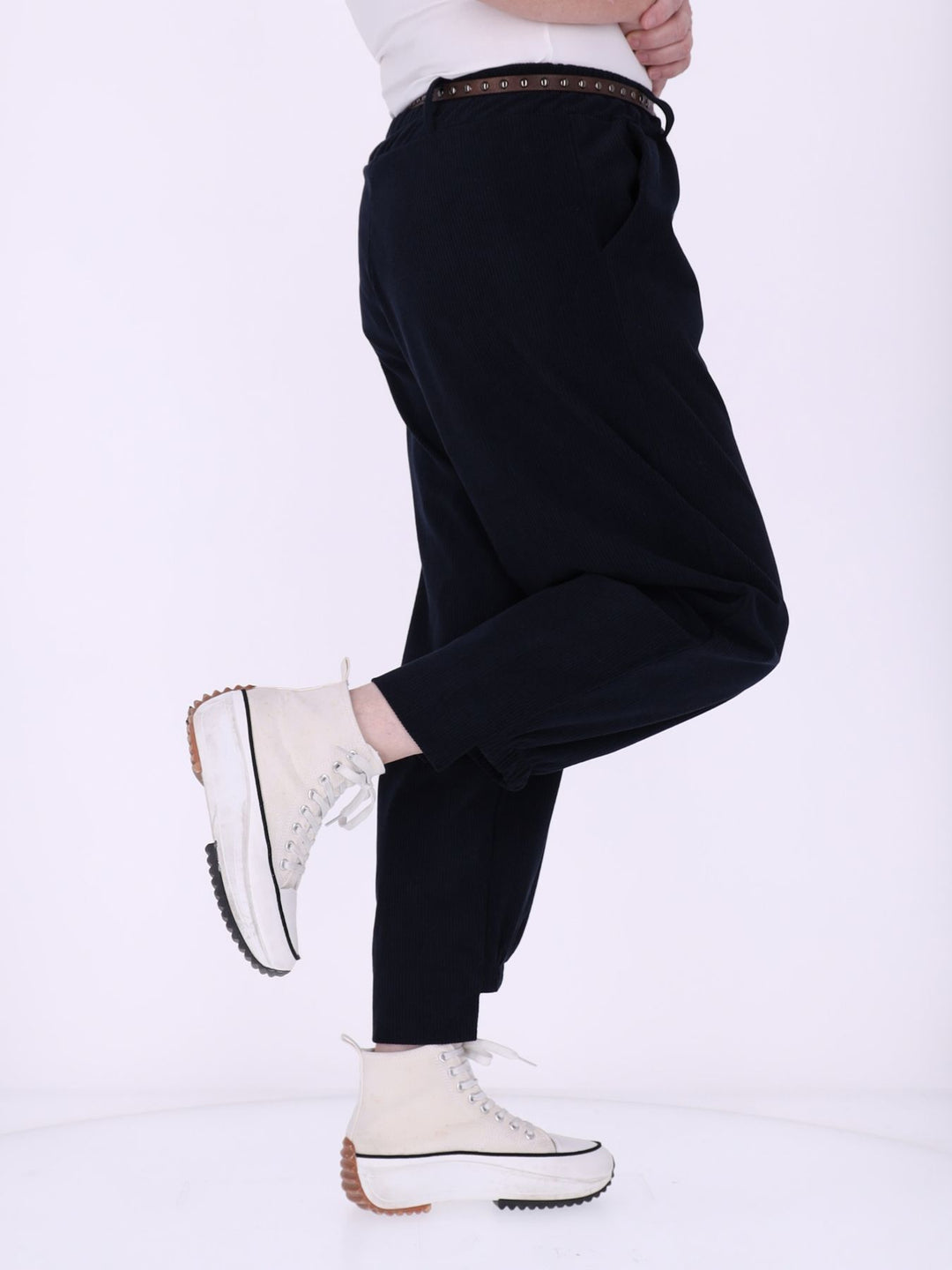 Cordhose Damen Jogger mit Nietengürtel – Navy