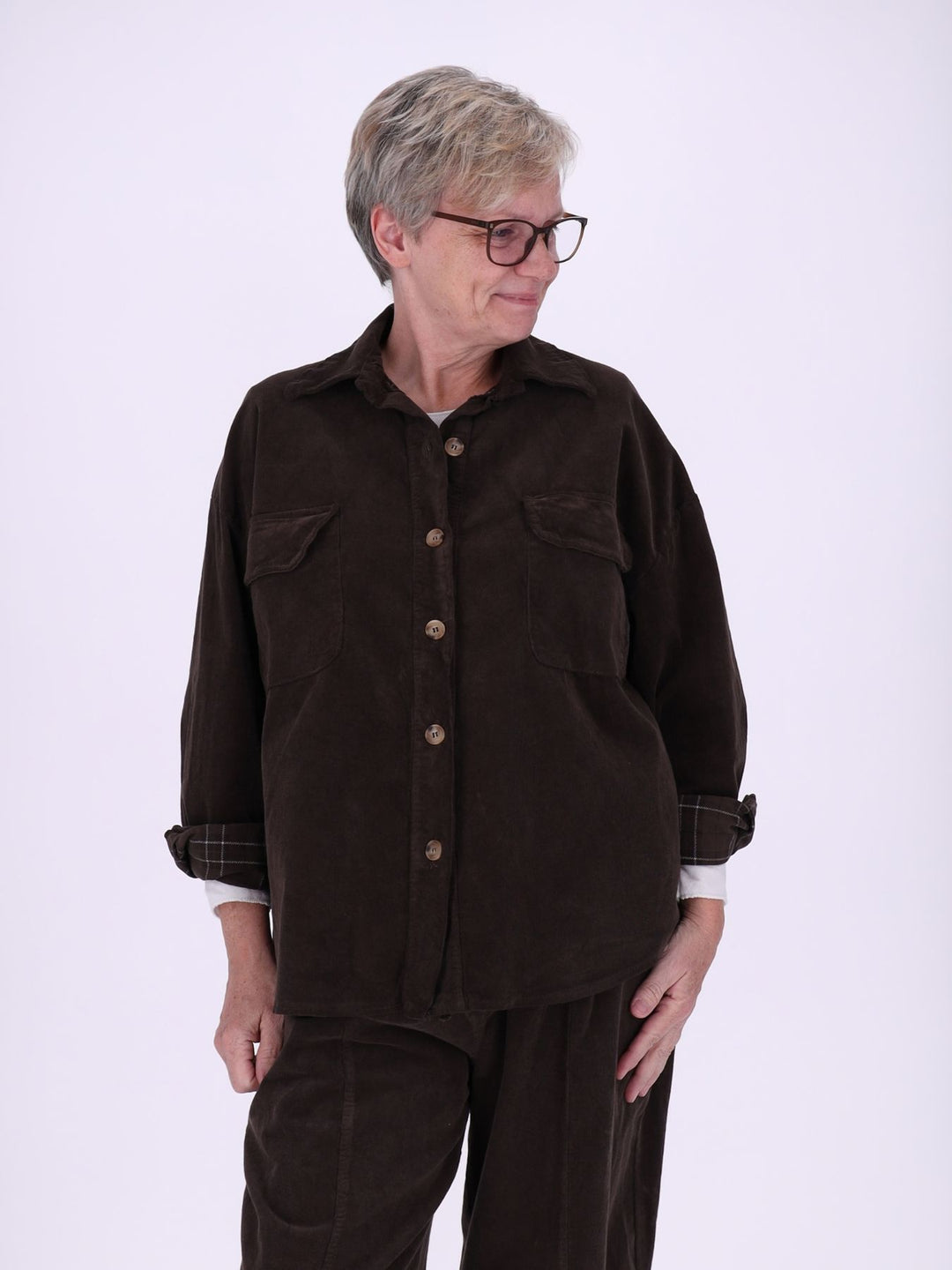 Damen Cord-Overshirt Braun – mit kariertem Innenfutter
