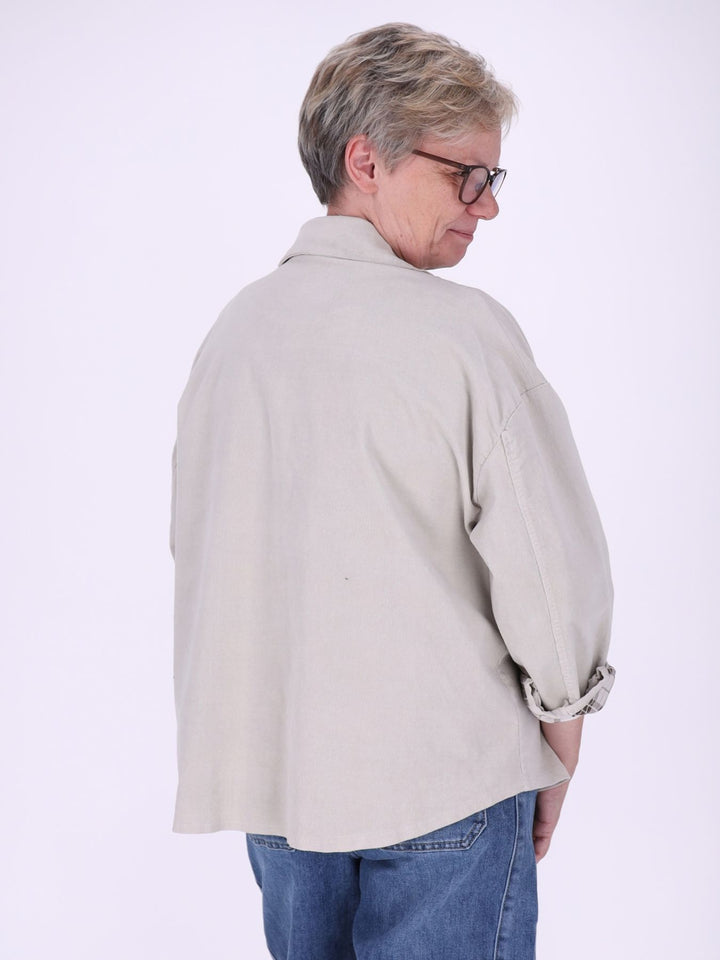Damen Cord-Overshirt Beige – mit kariertem Innenfutter