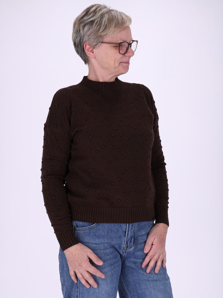Brauner Strickpullover Damen mit Tupfen & Stehkragen – figurbetont mit Strukturmuster