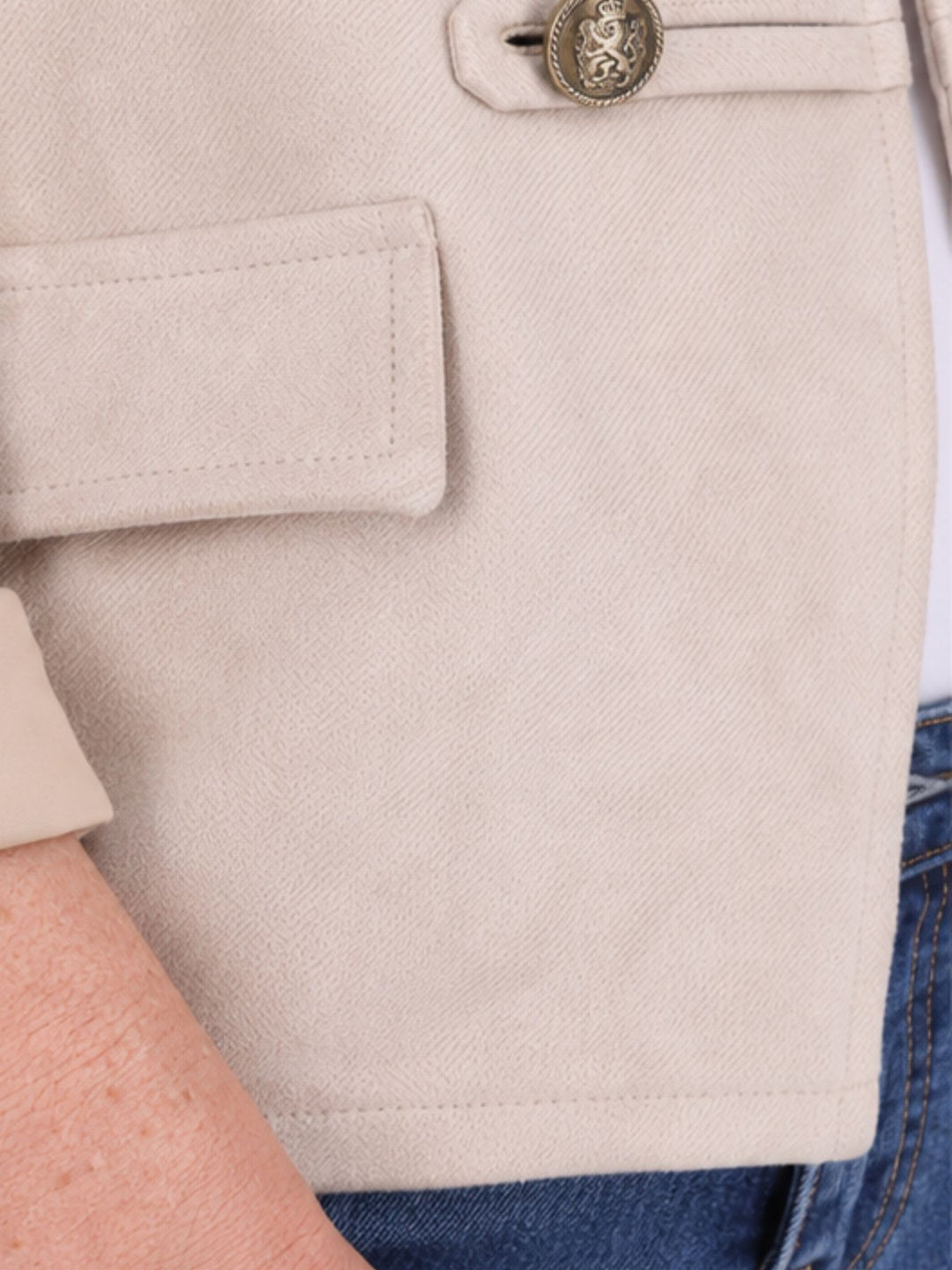 Beige Military Jacke Damen in Veloursoptik – offen & detailreich