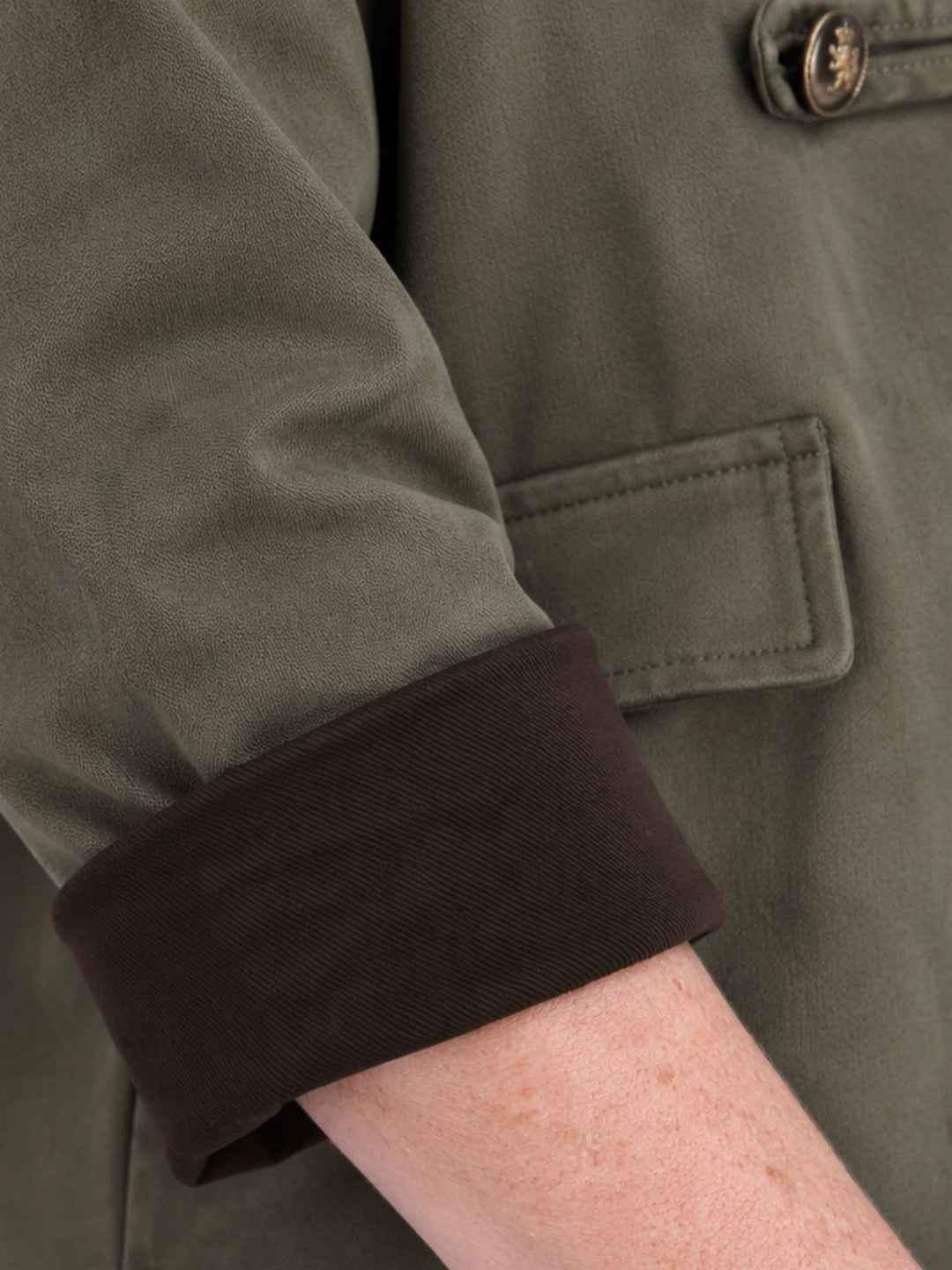 Khaki Military Jacke Damen in Veloursoptik – offen & detailreich