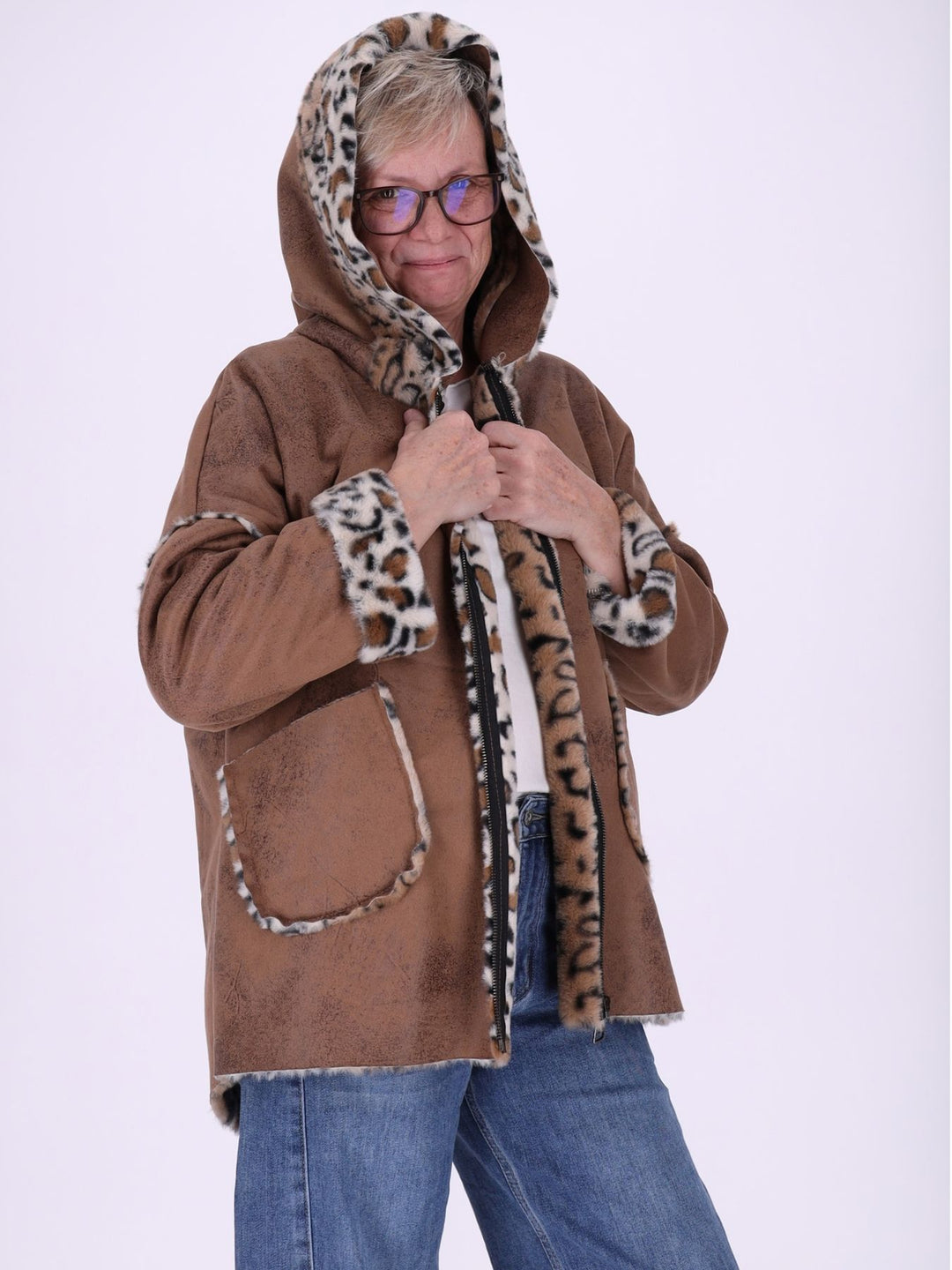 Braune Damenjacke in Veloursoptik mit Kapuze & Leo-Fellfutter – kuschelig, modern & trendig