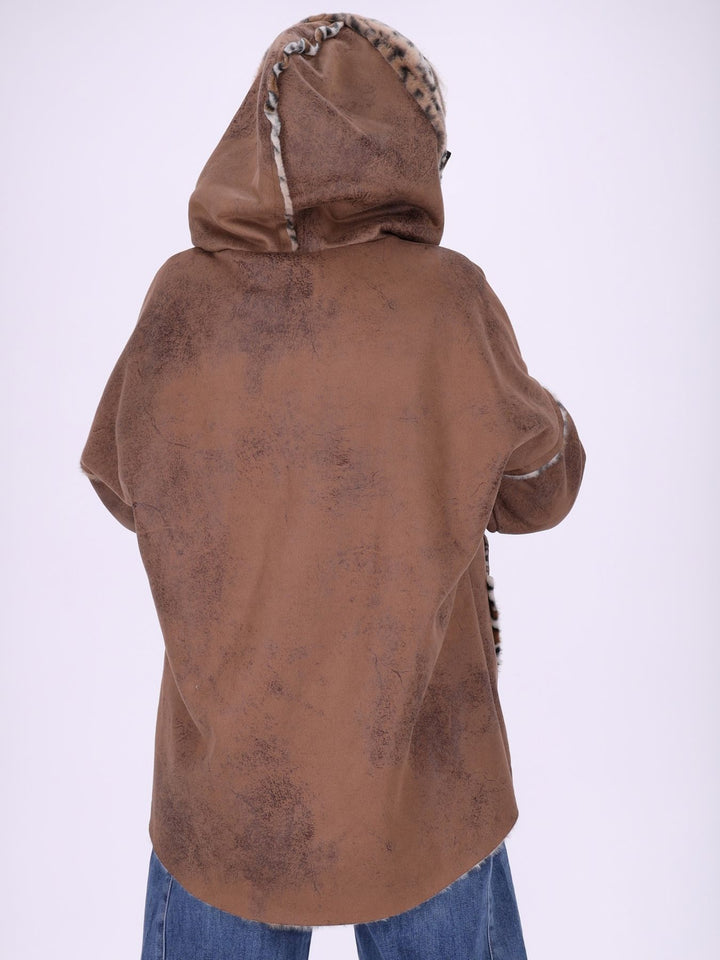 Braune Damenjacke in Veloursoptik mit Kapuze & Leo-Fellfutter – kuschelig, modern & trendig