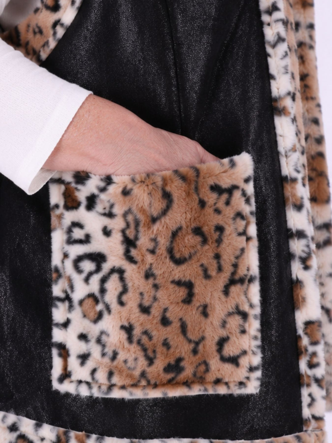 Schwarze Damenweste in Veloursoptik mit Leo-Fellfutter – kuschelig, lässig & trendig