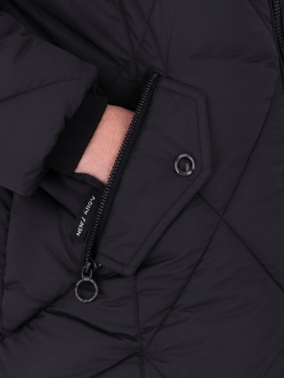 Schwarze Damen Steppjacke mit Rautensteppung & recycelter Wattierung – modern, zeitlos & vielseitig