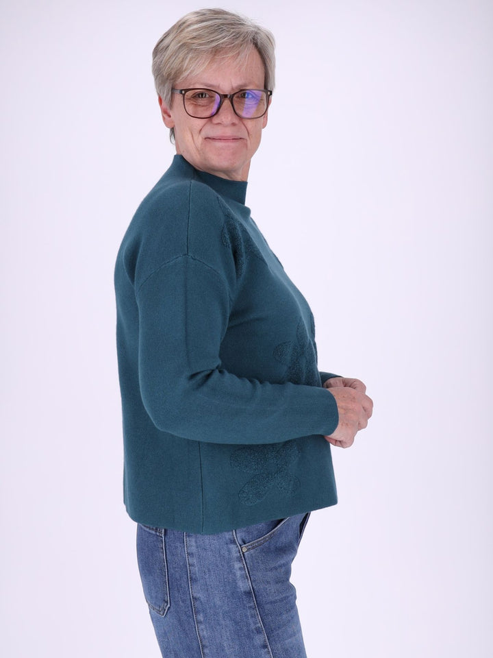Blauer Strickpullover Damen mit Stehkragen & Blüten – feminine 3D-Details