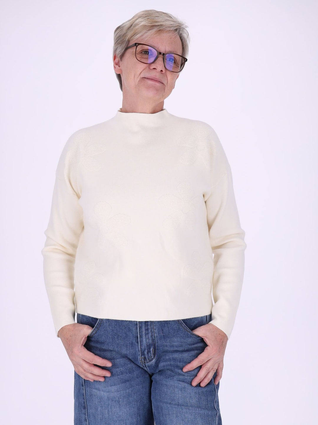 Creme Strickpullover Damen mit Stehkragen & Blüten – feminine 3D-Details