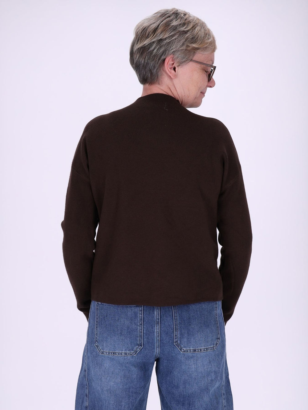 Brauner Strickpullover Damen mit Stehkragen & Blüten – feminine 3D-Details