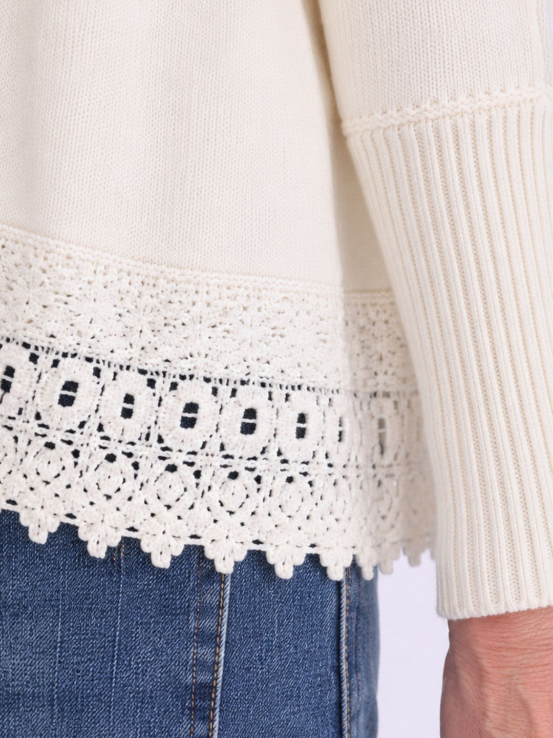 Beiger Strickpullover Damen mit Rollkragen – Boxy Schnitt & Spitzendetail