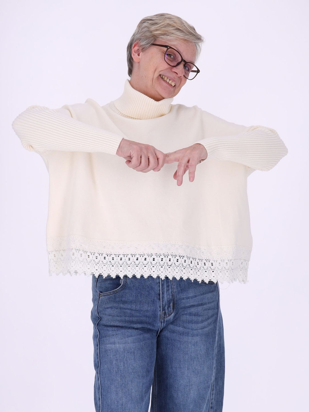 Beiger Strickpullover Damen mit Rollkragen – Boxy Schnitt & Spitzendetail