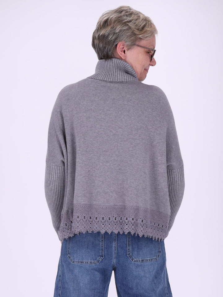 Grauer Strickpullover Damen mit Rollkragen – Boxy Schnitt & Spitzendetai