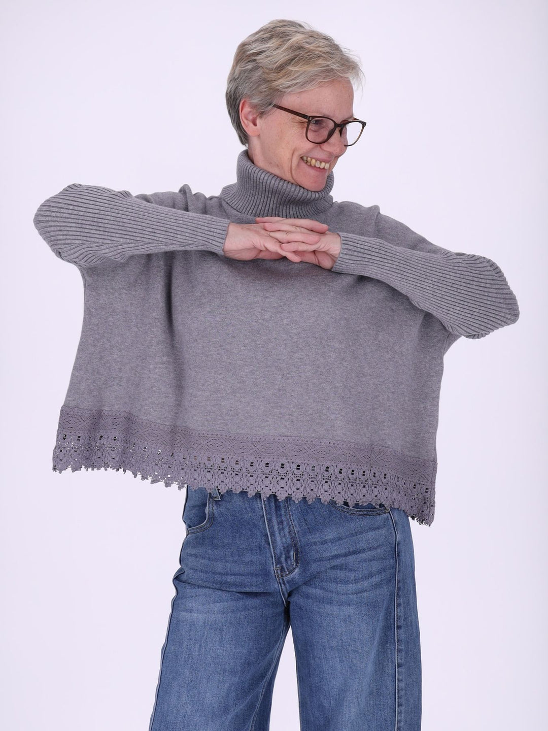 Grauer Strickpullover Damen mit Rollkragen – Boxy Schnitt & Spitzendetai
