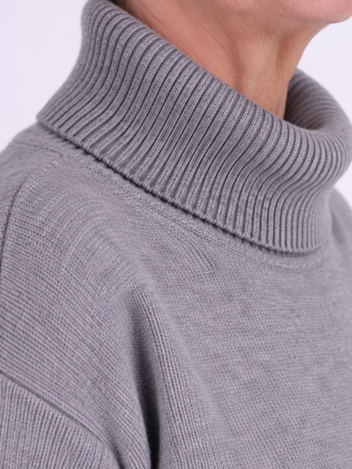 Grauer Strickpullover Damen mit Rollkragen – Boxy Schnitt & Spitzendetai